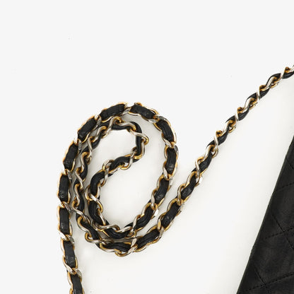 Chanel Vintage Mittlere Klassische Einzelklappen Tasche schwarzes gestepptes Lammleder mit 24K vergoldeten Beschlägen
