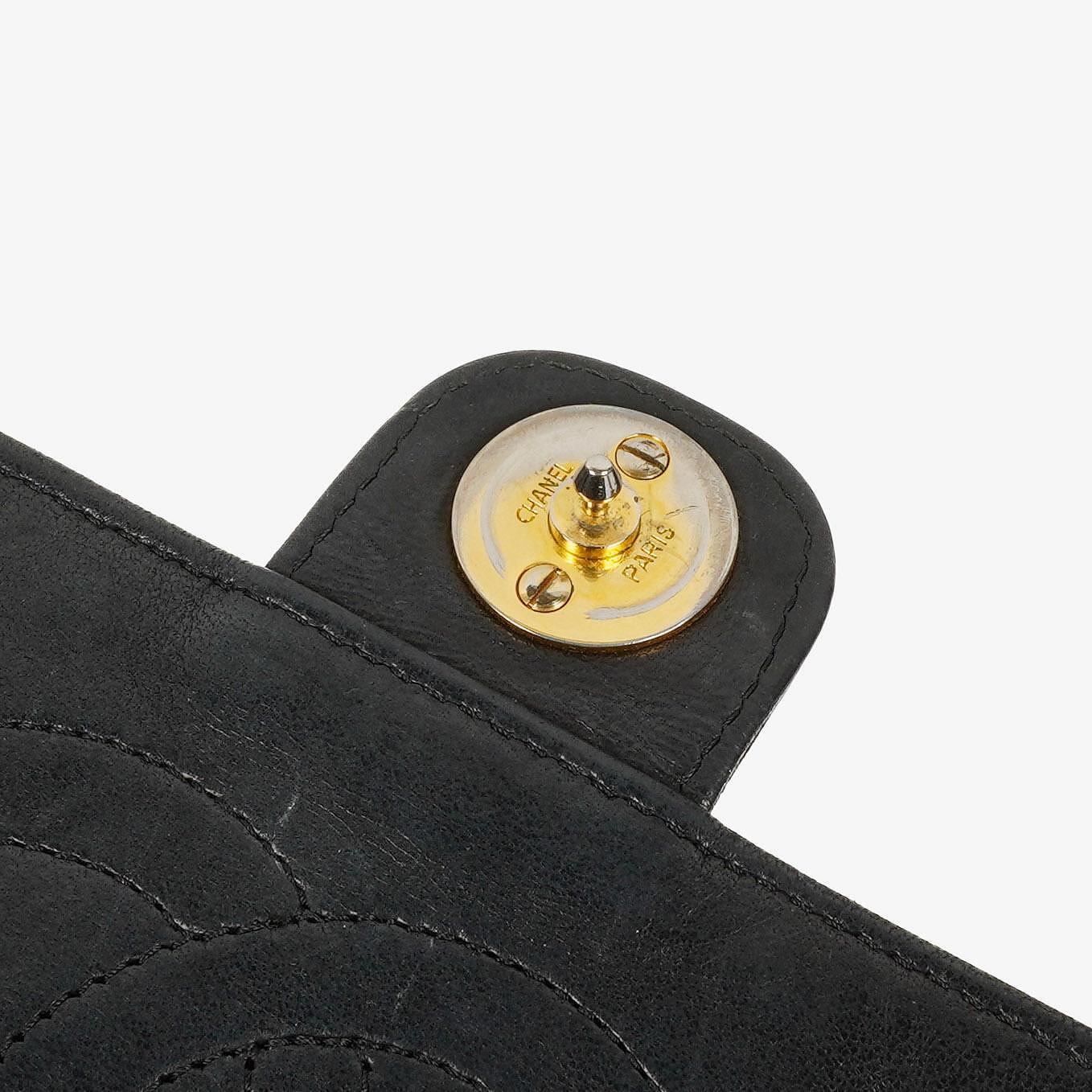Chanel Vintage Mittlere Klassische Einzelklappen Tasche schwarzes gestepptes Lammleder mit 24K vergoldeten Beschlägen