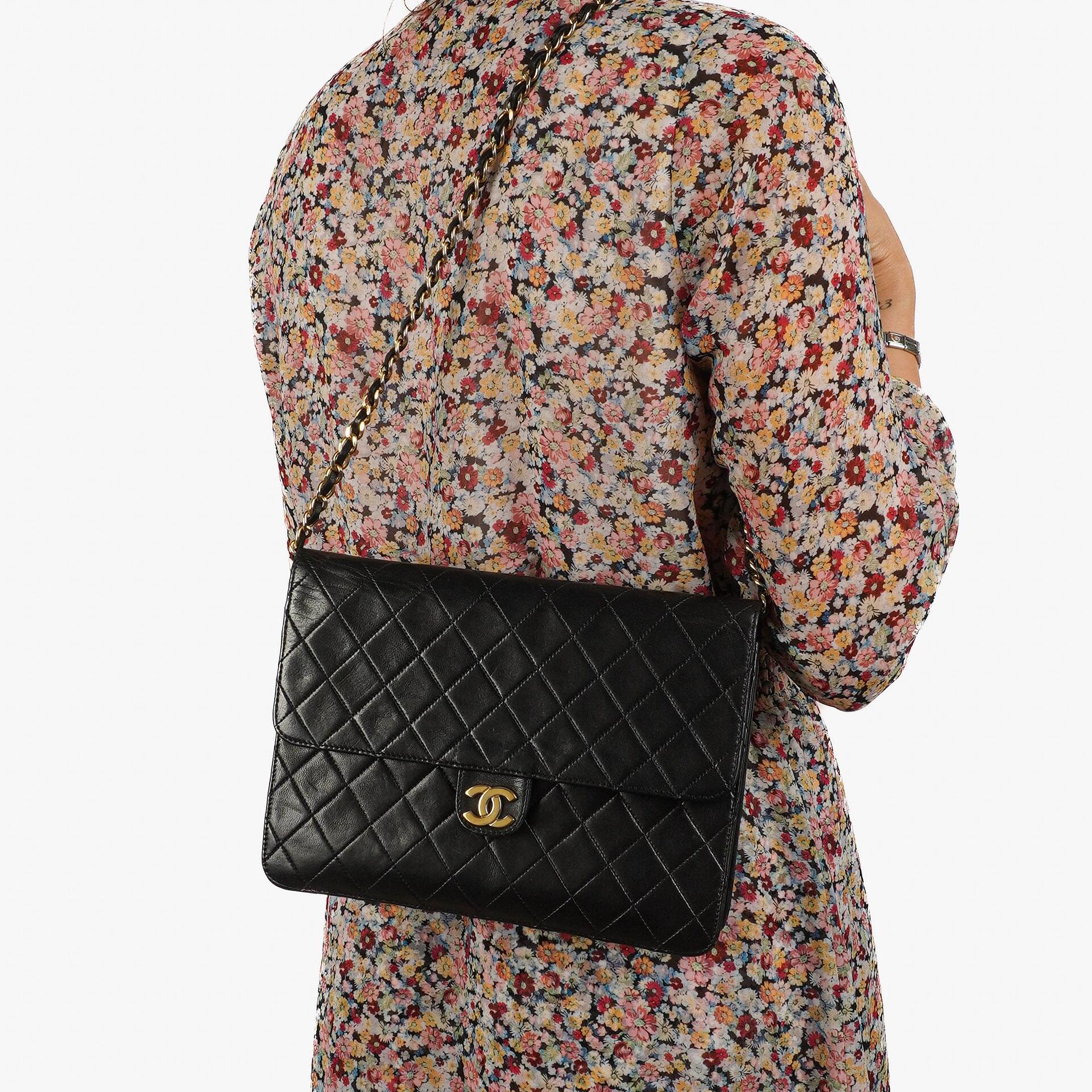 Chanel Vintage Medium Classic Single Flap Bag aus schwarzem gestepptem Lammleder mit goldfarbener Hardware