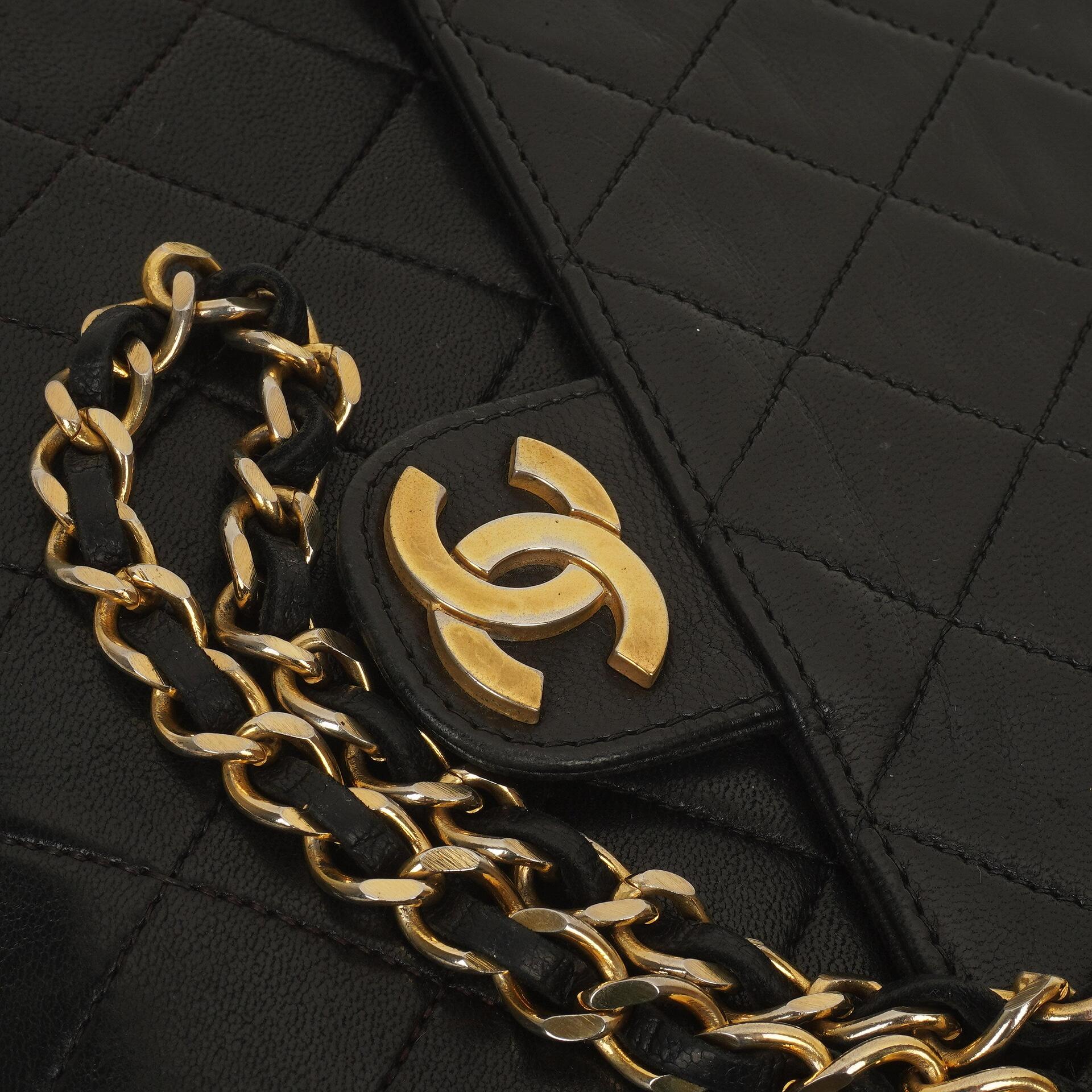 Chanel Vintage Medium Classic Single Flap Bag aus schwarzem gestepptem Lammleder mit goldfarbener Hardware