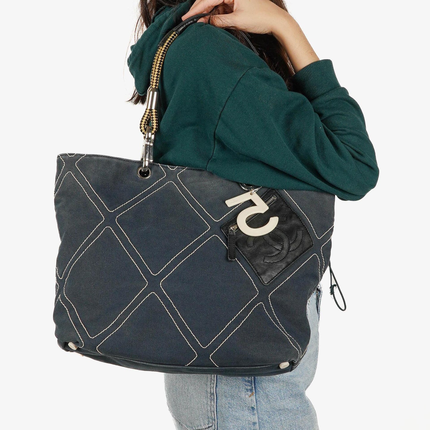 CHANEL Vintage Mittelgroße Cruise Line No.5 Tote aus gestepptem Canvas in Marineblau