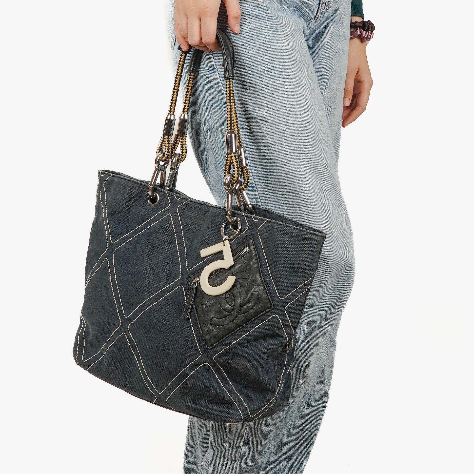 CHANEL Vintage Mittelgroße Cruise Line No.5 Tote aus gestepptem Canvas in Marineblau