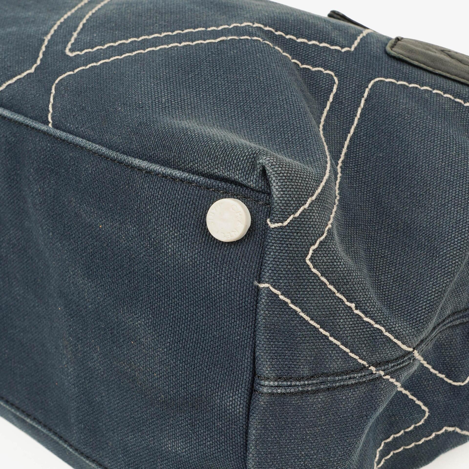 CHANEL Vintage Mittelgroße Cruise Line No.5 Tote aus gestepptem Canvas in Marineblau