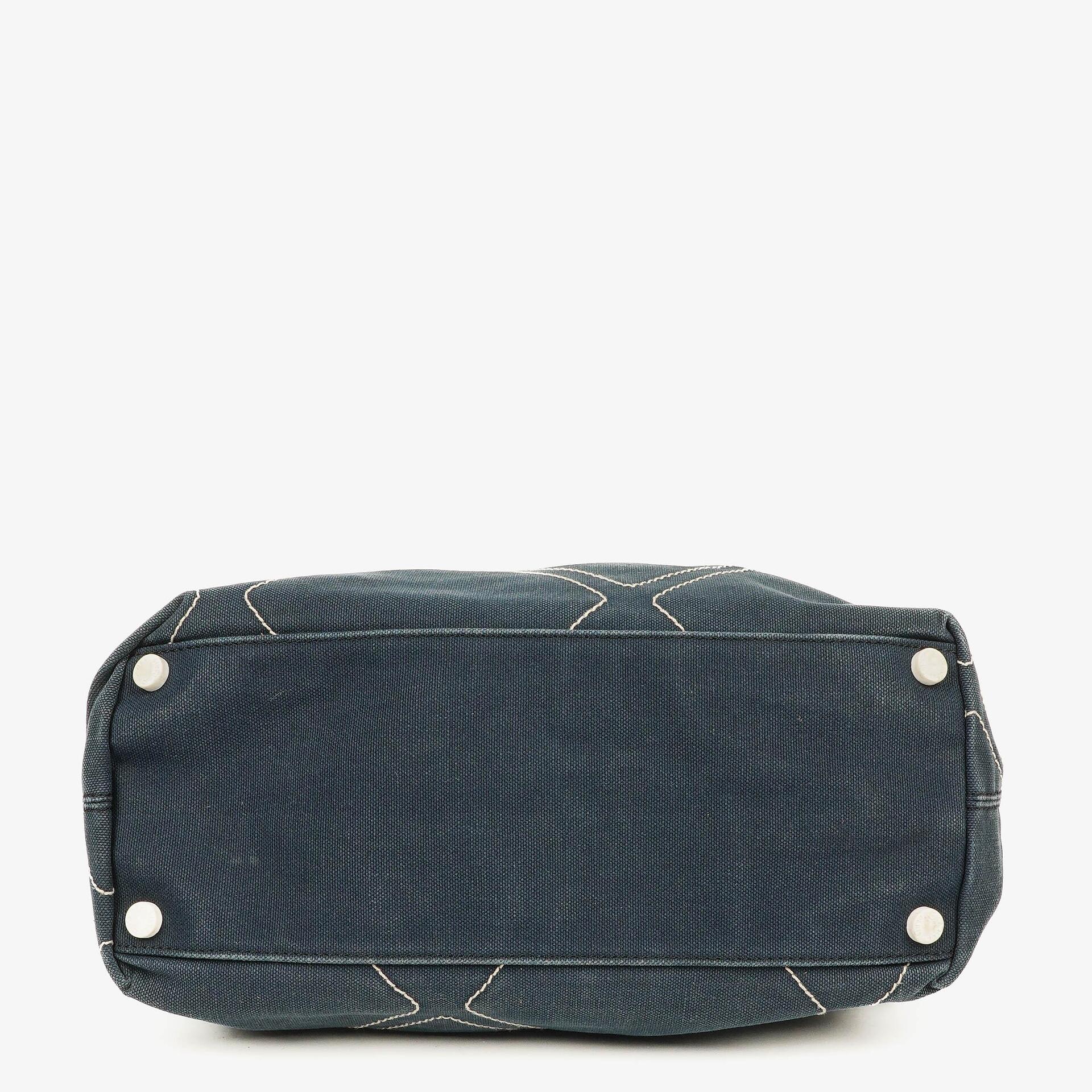 CHANEL Vintage Mittelgroße Cruise Line No.5 Tote aus gestepptem Canvas in Marineblau