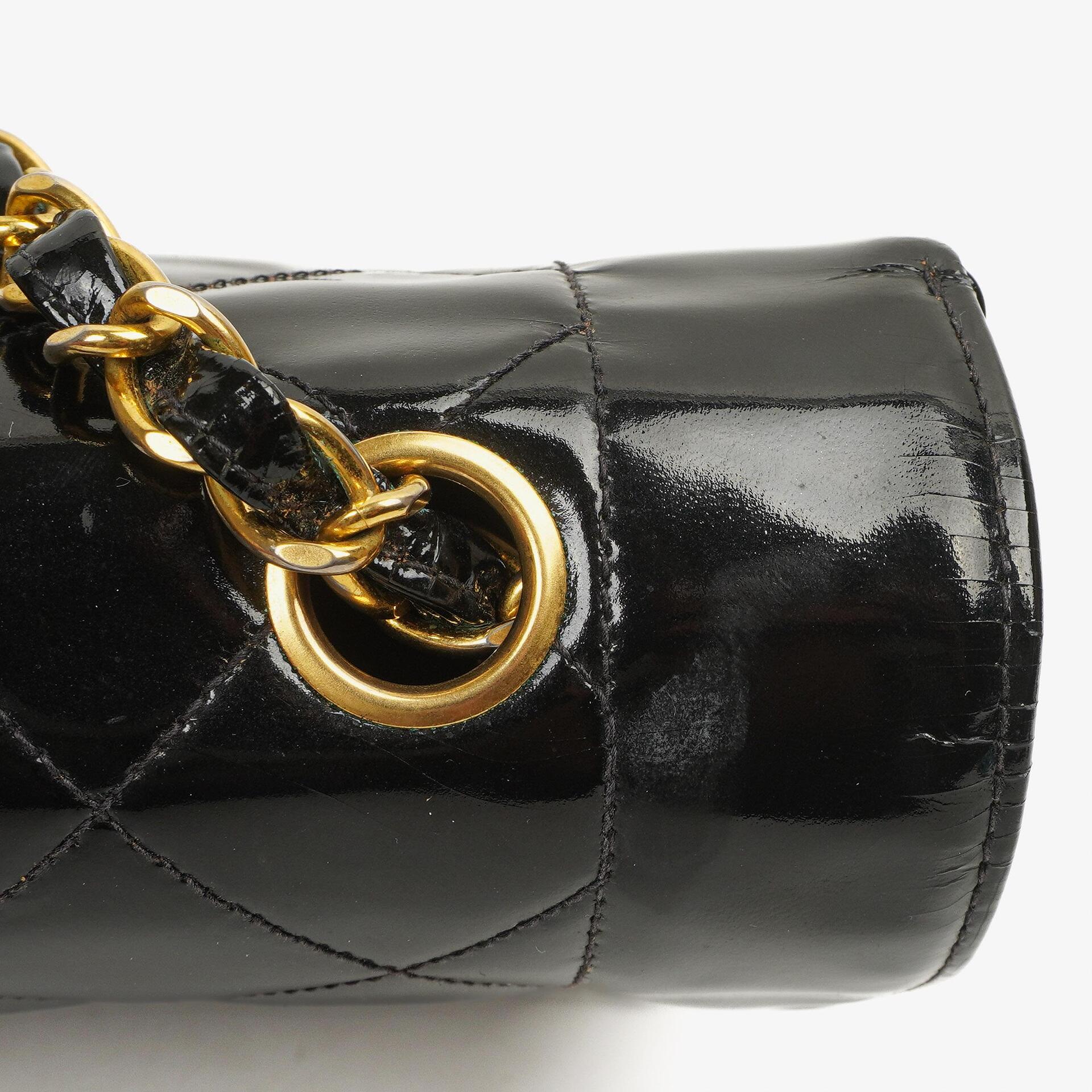 Chanel Vintage Mittlere Diana Klappen Tasche aus schwarzem gestepptem Lackleder mit 24K vergoldeten Beschlägen