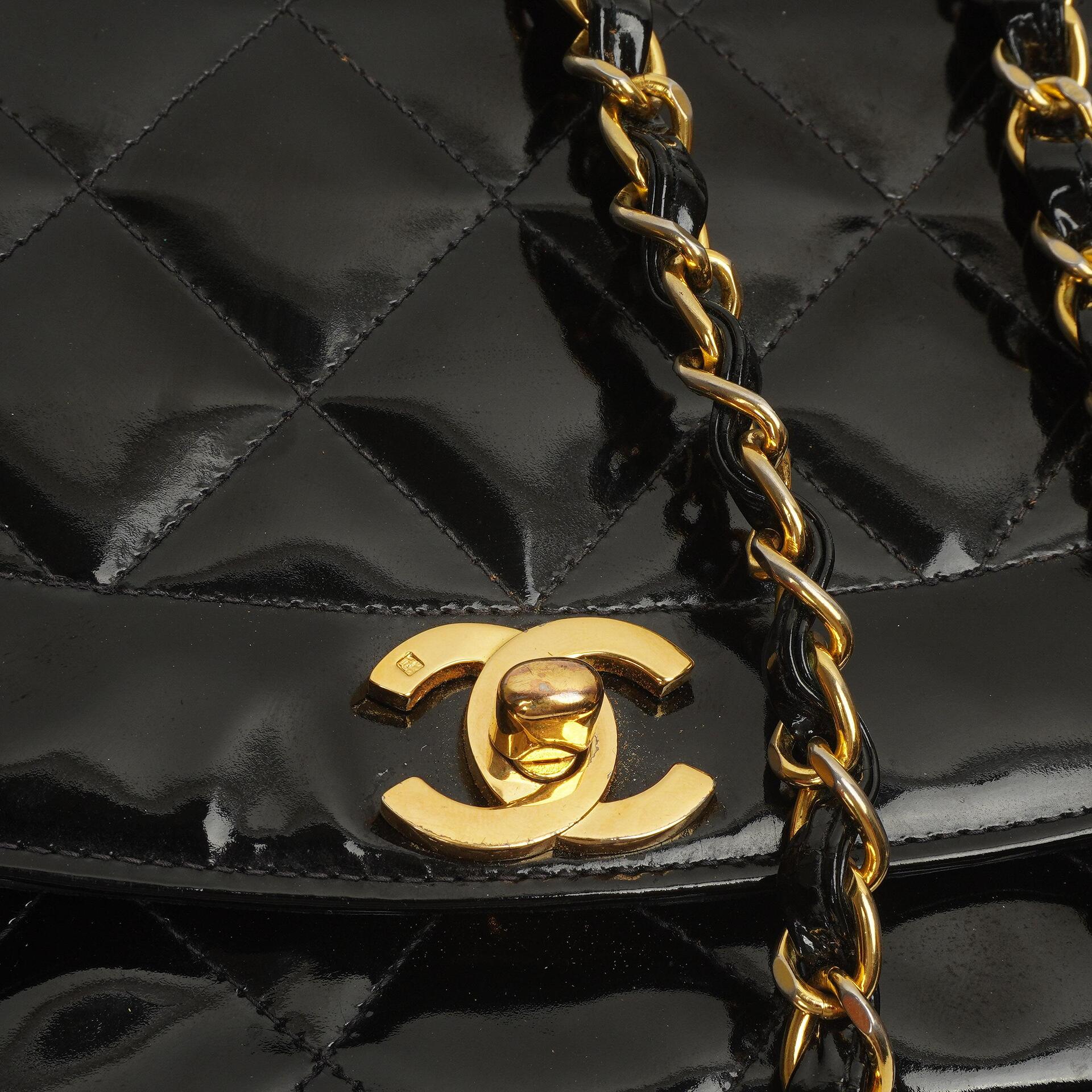 Chanel Vintage Mittlere Diana Klappen Tasche aus schwarzem gestepptem Lackleder mit 24K vergoldeten Beschlägen