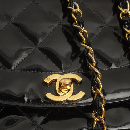 Chanel Vintage Mittlere Diana Klappen Tasche aus schwarzem gestepptem Lackleder mit 24K vergoldeten Beschlägen