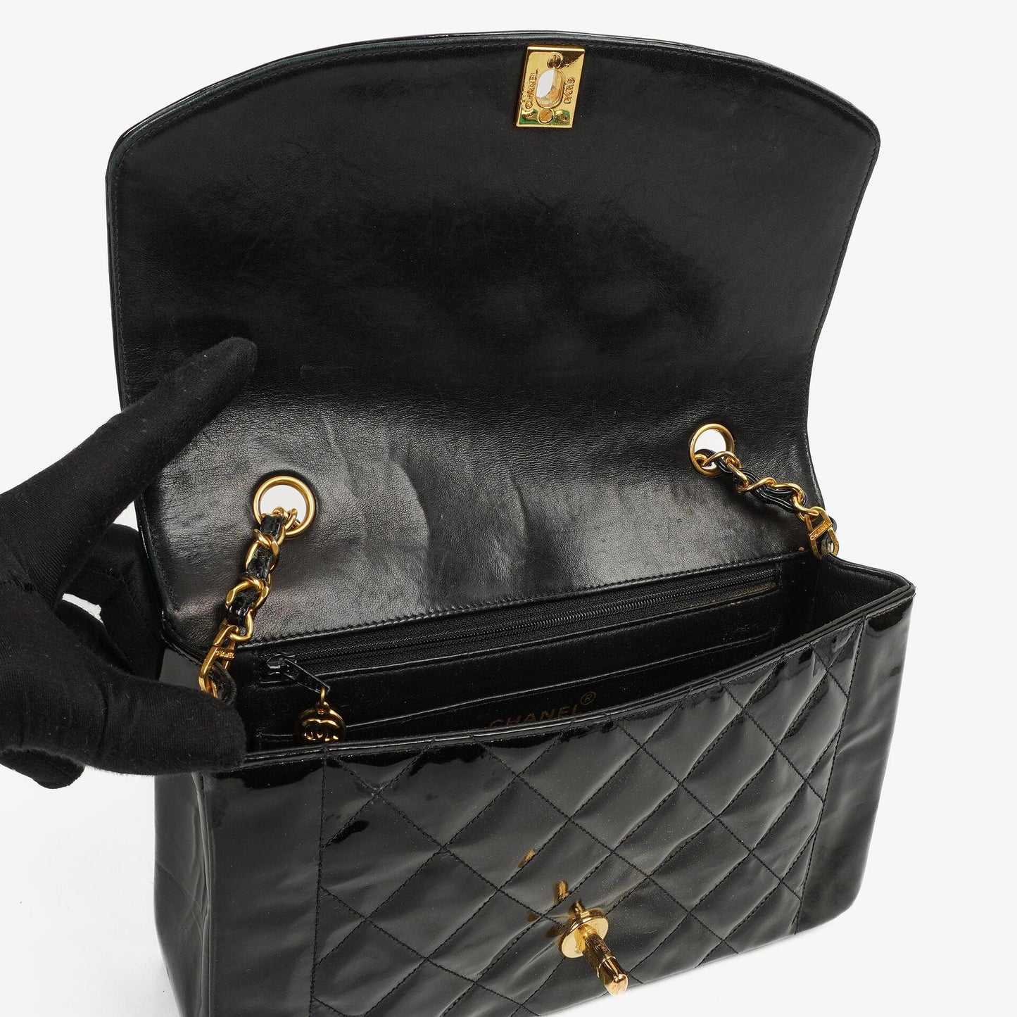 Chanel Vintage Mittlere Diana Klappen Tasche aus schwarzem gestepptem Lackleder mit 24K vergoldeten Beschlägen