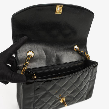 Chanel Vintage Mittlere Diana Klappen Tasche aus schwarzem gestepptem Lackleder mit 24K vergoldeten Beschlägen