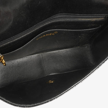 Chanel Vintage Mittlere Diana Klappen Tasche aus schwarzem gestepptem Lackleder mit 24K vergoldeten Beschlägen