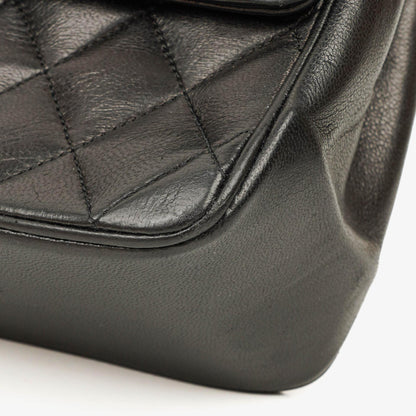 Chanel Vintage Mittelgroße Timeless Classic Double Flap Tasche aus schwarzem gestepptem Lammleder mit 24K vergoldeter Hardware und Mademoiselle-Kette