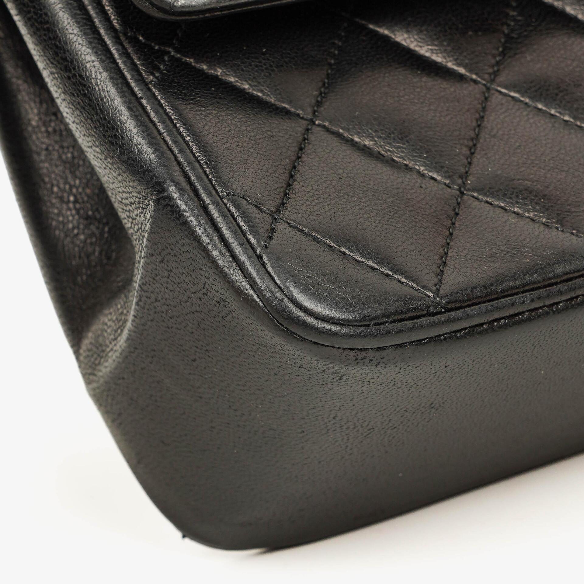 Chanel Vintage Mittelgroße Timeless Classic Double Flap Tasche aus schwarzem gestepptem Lammleder mit 24K vergoldeter Hardware und Mademoiselle-Kette