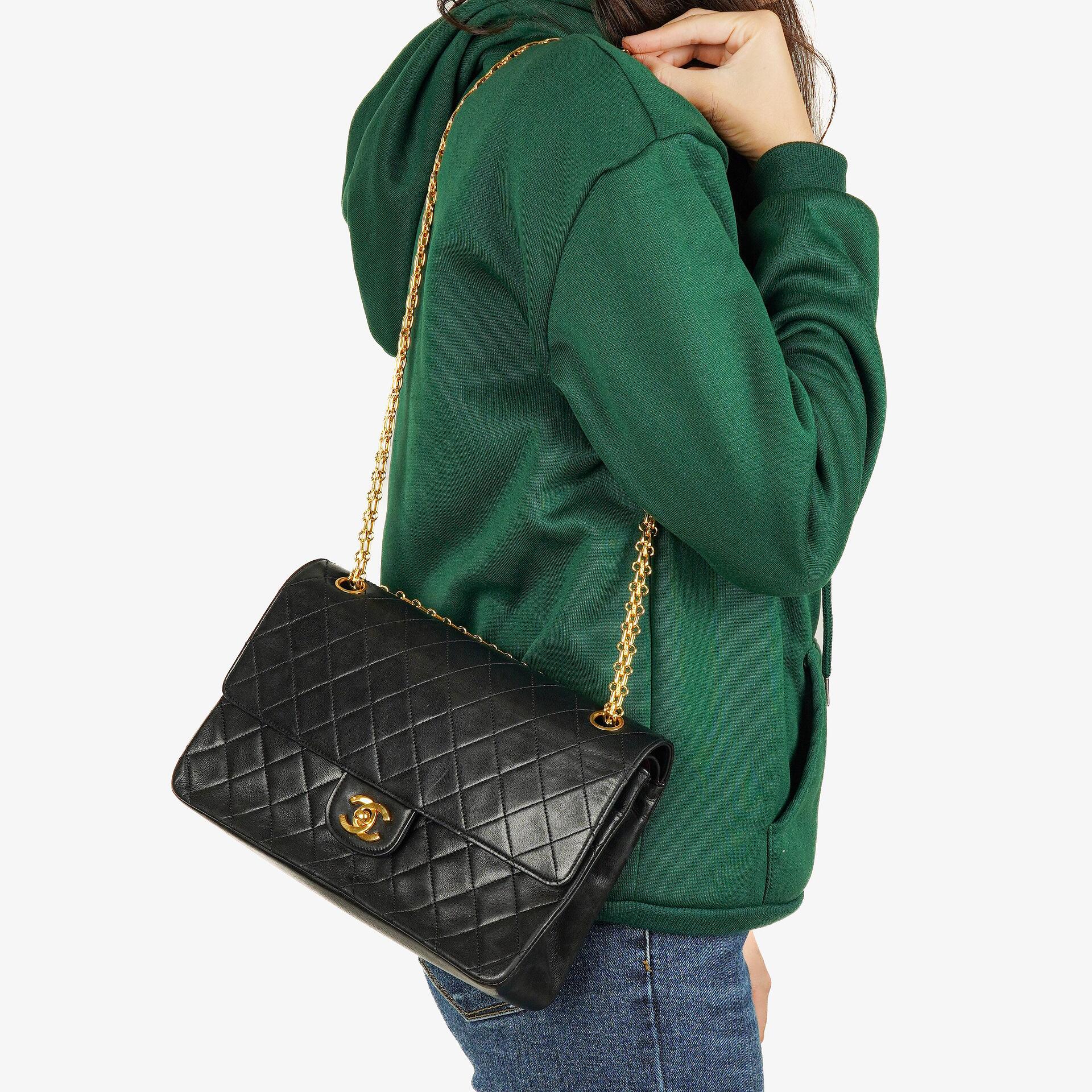 CHANEL Vintage Mittelgroße Timeless Classic Double Flap Tasche aus schwarzem gestepptem Lammleder mit 24K vergoldeter Hardware und Mademoiselle-Kette