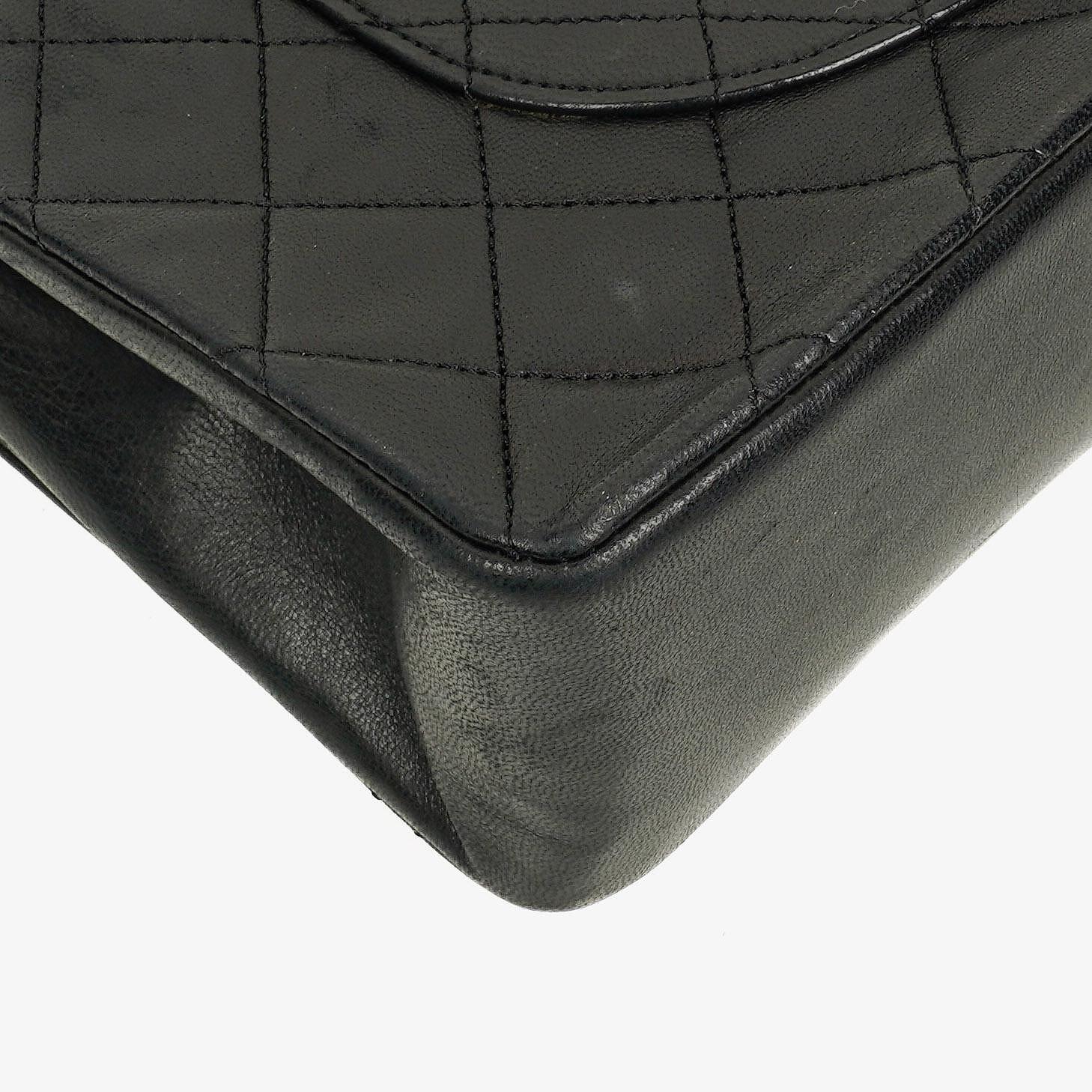 CHANEL Vintage Mittelgroße Timeless Classic Double Flap Tasche aus schwarzem gestepptem Lammleder mit 24K vergoldeter Hardware und Mademoiselle-Kette