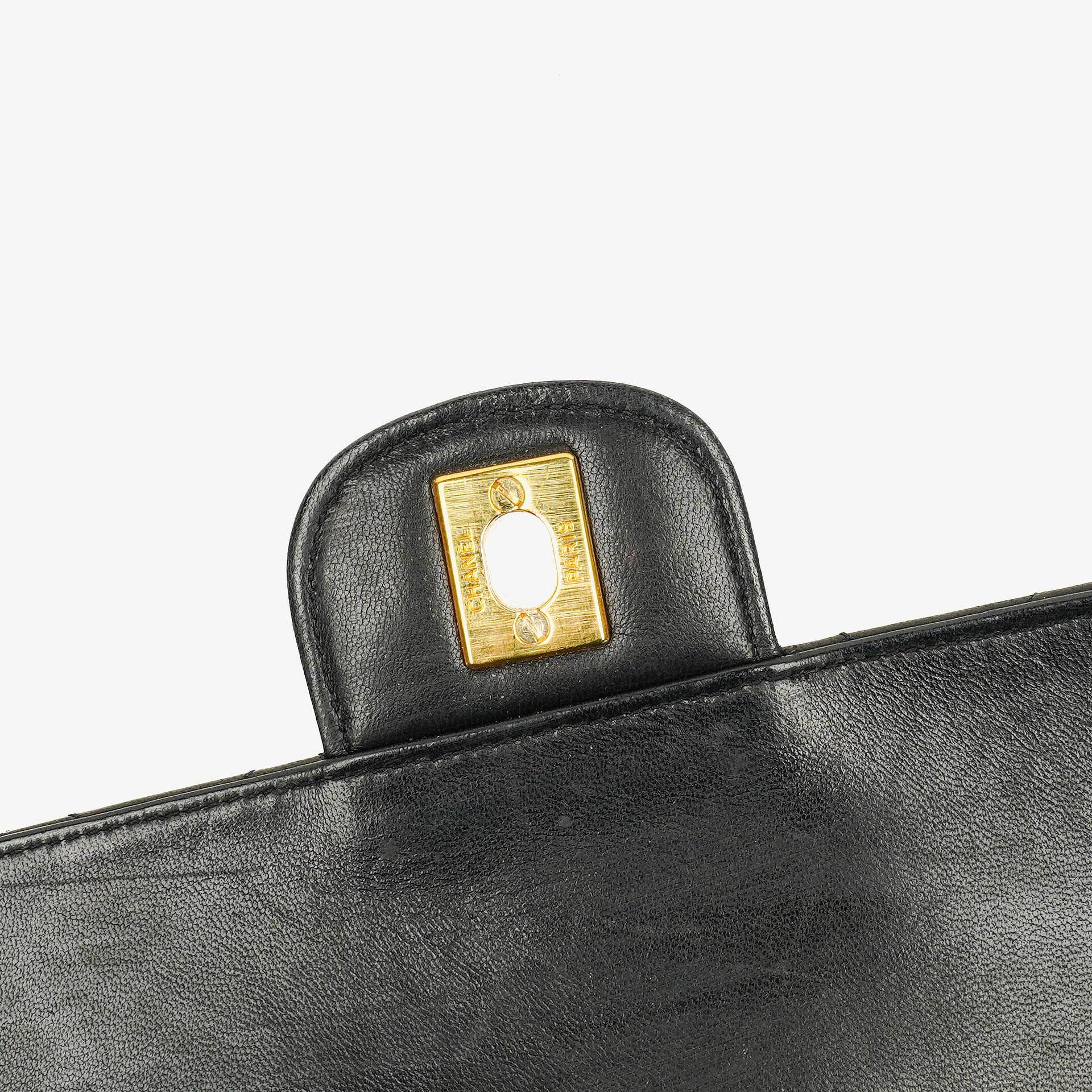 CHANEL Vintage Mittelgroße Timeless Classic Double Flap Tasche aus schwarzem gestepptem Lammleder mit 24K vergoldeter Hardware und Mademoiselle-Kette