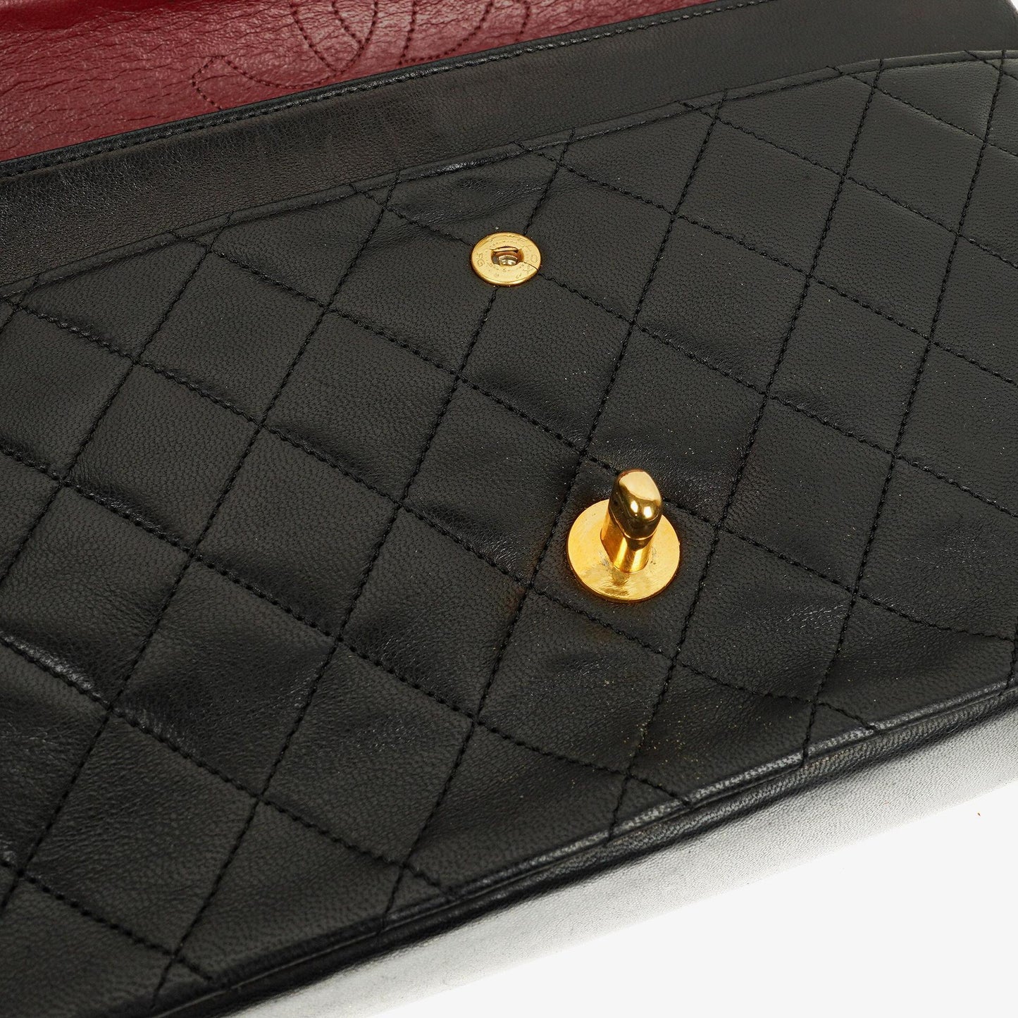 CHANEL Vintage Mittelgroße Timeless Classic Double Flap Tasche aus schwarzem gestepptem Lammleder mit 24K vergoldeter Hardware und Mademoiselle-Kette