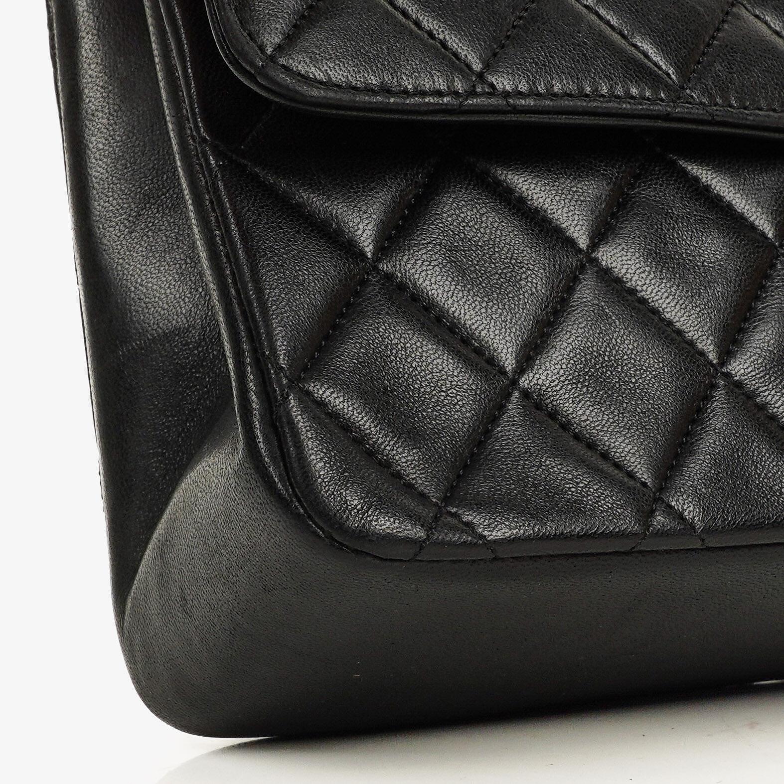 Chanel Vintage mittelgroße Timeless Classic Double Flap Tasche aus schwarzem gestepptem Lammleder mit 24K vergoldeten Beschlägen und Mademoiselle Kette