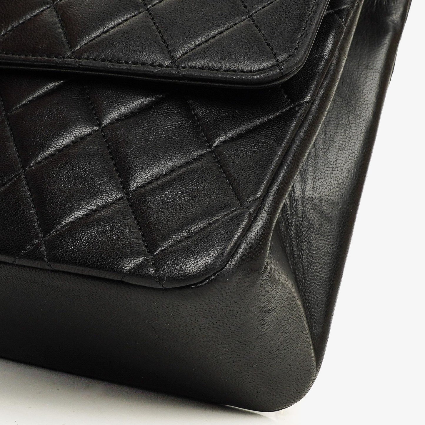 Chanel Vintage mittelgroße Timeless Classic Double Flap Tasche aus schwarzem gestepptem Lammleder mit 24K vergoldeten Beschlägen und Mademoiselle Kette