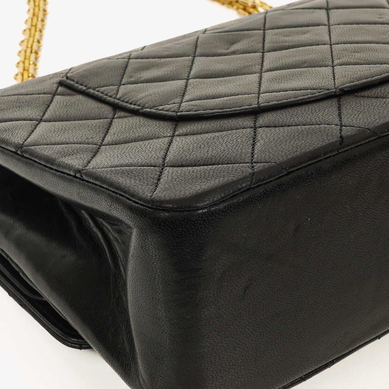 Chanel Vintage mittelgroße Timeless Classic Double Flap Tasche aus schwarzem gestepptem Lammleder mit 24K vergoldeten Beschlägen und Mademoiselle Kette