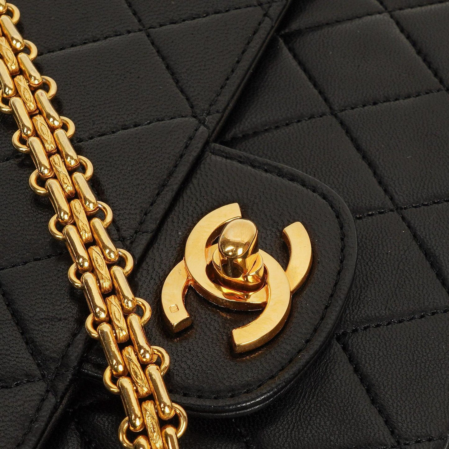 Chanel Vintage mittelgroße Timeless Classic Double Flap Tasche aus schwarzem gestepptem Lammleder mit 24K vergoldeten Beschlägen und Mademoiselle Kette