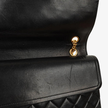 Chanel Vintage mittelgroße Timeless Classic Double Flap Tasche aus schwarzem gestepptem Lammleder mit 24K vergoldeten Beschlägen und Mademoiselle Kette
