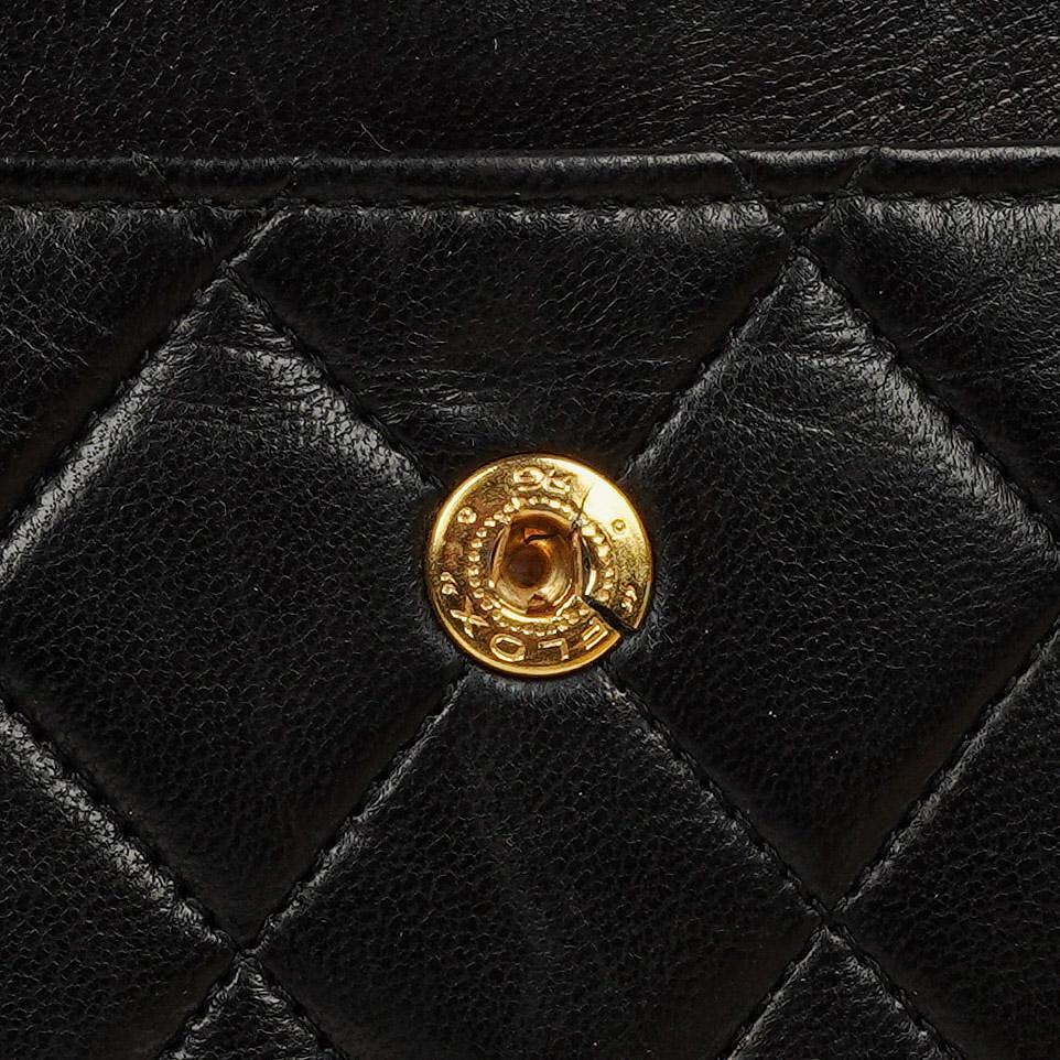 Chanel Vintage mittelgroße Timeless Classic Double Flap Tasche aus schwarzem gestepptem Lammleder mit 24K vergoldeten Beschlägen und Mademoiselle Kette