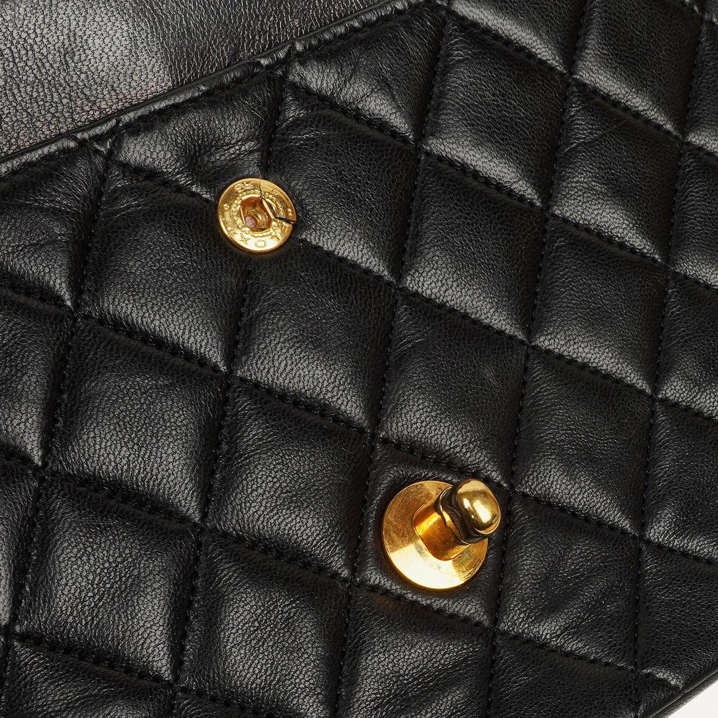Chanel Vintage mittelgroße Timeless Classic Double Flap Tasche aus schwarzem gestepptem Lammleder mit 24K vergoldeten Beschlägen und Mademoiselle Kette