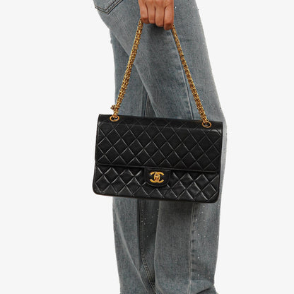 Chanel Vintage mittelgroße Timeless Classic Double Flap Tasche aus schwarzem gestepptem Lammleder mit 24K vergoldeten Beschlägen und Mademoiselle Kette