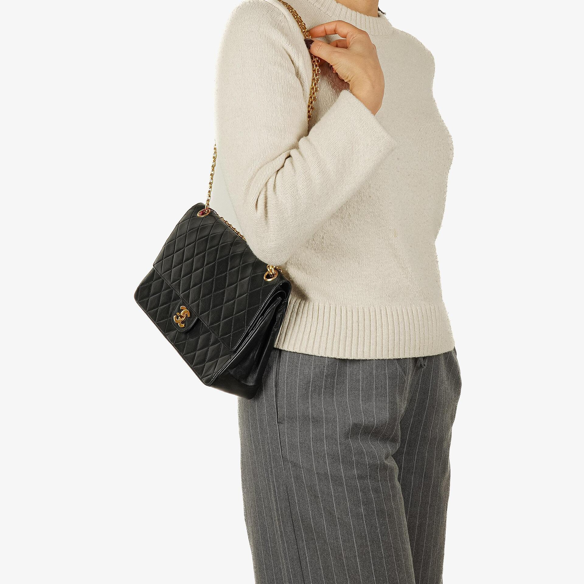 Chanel Vintage Medium Timeless Classic Double Flap Bag aus schwarzem gestepptem Lammleder mit 24K-vergoldeter Hardware und Mademoiselle-Kette