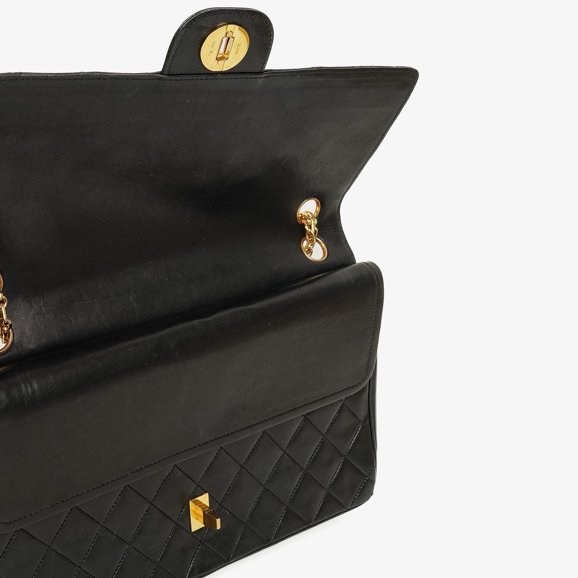 Chanel Vintage Medium Timeless Classic Double Flap Bag aus schwarzem gestepptem Lammleder mit 24K-vergoldeter Hardware und Mademoiselle-Kette