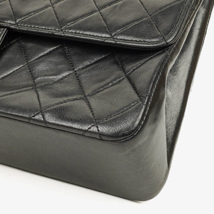 Chanel Vintage Medium Timeless Classic Double Flap Tasche aus schwarzem gestepptem Lammleder mit 24K vergoldeter Hardware und Mademoiselle-Kette