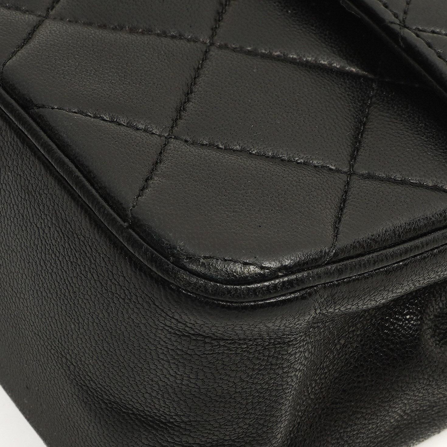 Chanel Vintage Medium Timeless Classic Double Flap Bag Gequiltetes Lammleder Schwarz mit 24K Vergoldeter Hardware und Mademoiselle Kette