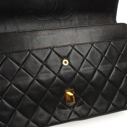 Chanel Vintage Medium Timeless Classic Double Flap Bag Gequiltetes Lammleder Schwarz mit 24K Vergoldeter Hardware und Mademoiselle Kette
