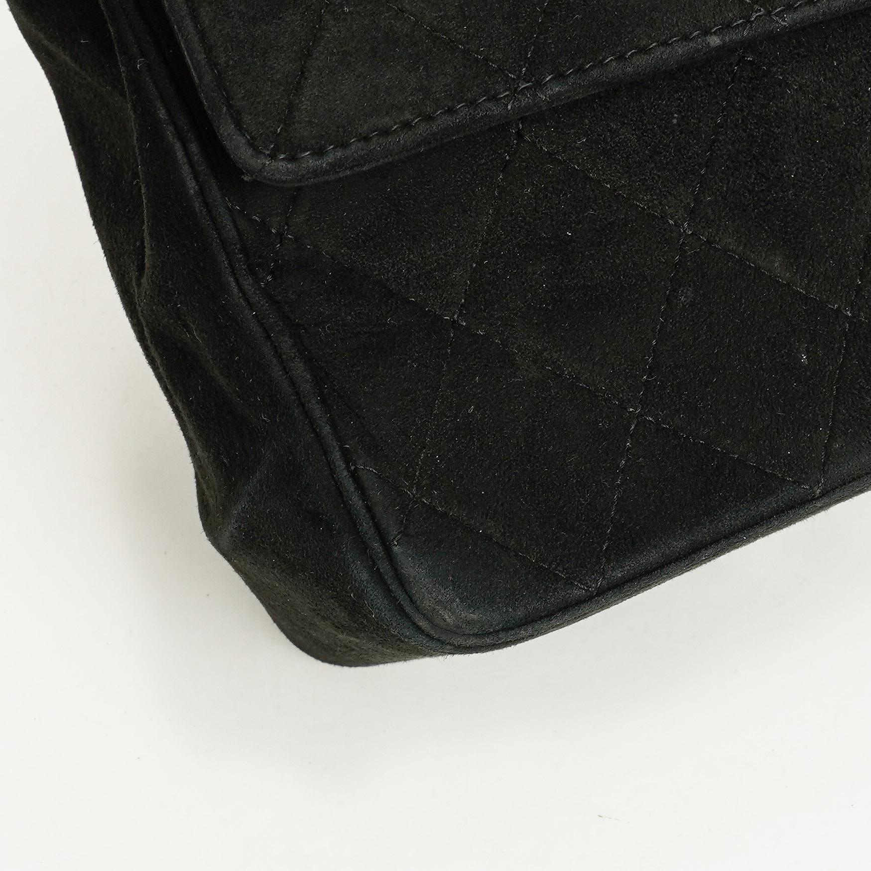 Chanel Vintage Medium Timeless Classic Double Flap Tasche aus schwarzem gestepptem Wildleder mit goldfarbenen Beschlägen und Mademoiselle-Kette