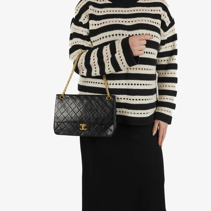 Chanel Vintage Medium Timeless Classic Double Flap Tasche aus schwarzem gestepptem Lammleder mit 24K vergoldeter Hardware und Mademoiselle Kette