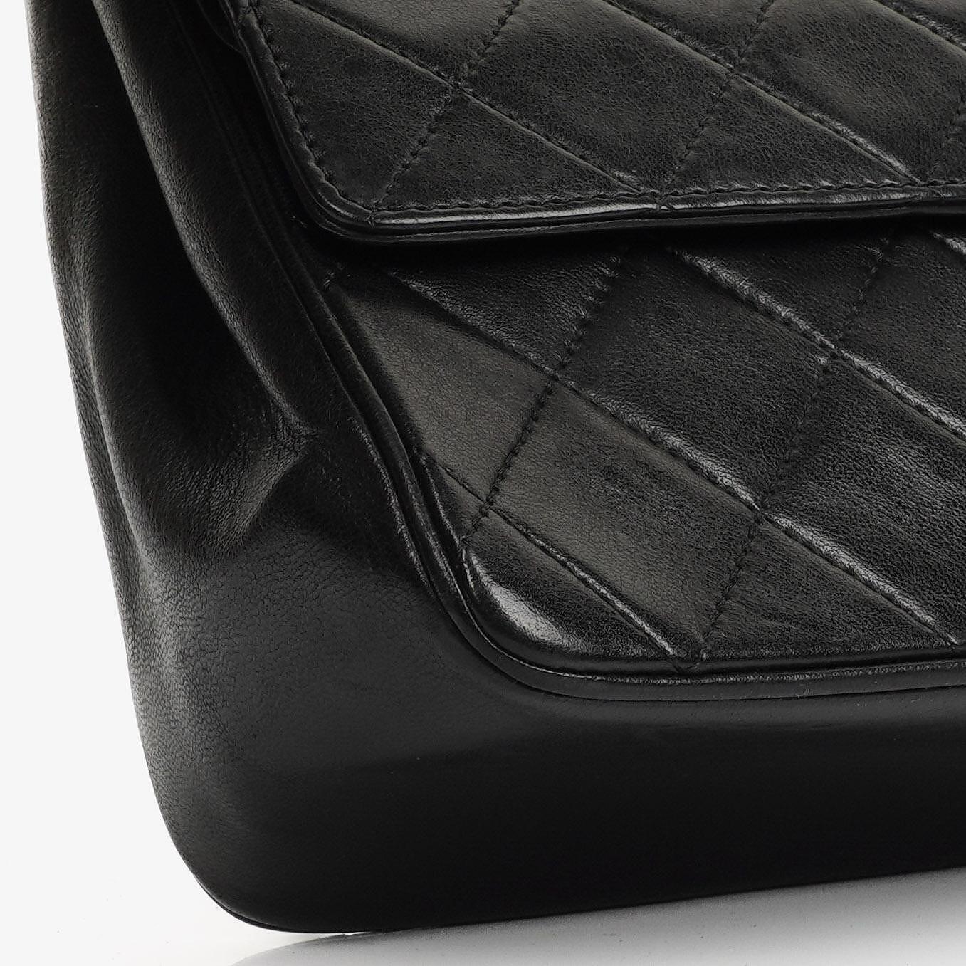 Chanel Vintage Medium Timeless Classic Double Flap Tasche aus schwarzem gestepptem Lammleder mit 24K vergoldeter Hardware und Mademoiselle Kette