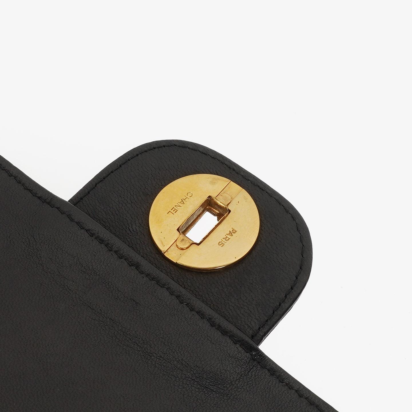 Chanel Vintage Medium Timeless Classic Double Flap Tasche aus schwarzem gestepptem Lammleder mit 24K vergoldeter Hardware und Mademoiselle Kette