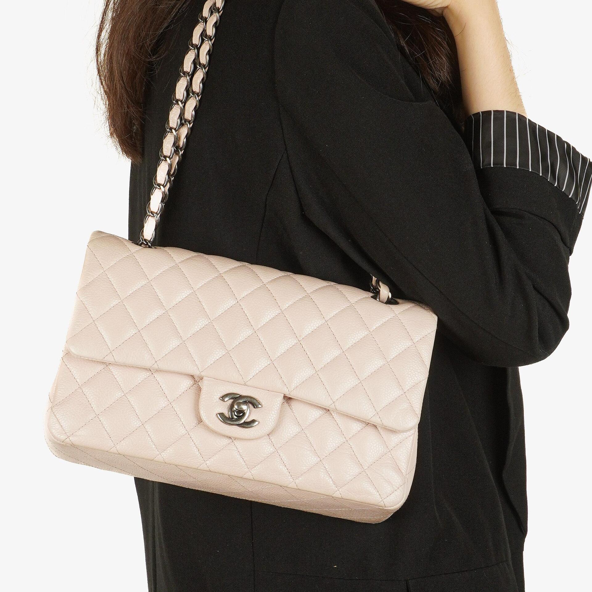 Chanel Mittelgroße Timeless Classic Double Flap Tasche aus elfenbeinfarbenem Caviar gestepptem Lammleder mit silberfarbener Hardware