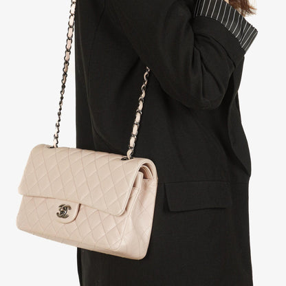 Chanel Mittelgroße Timeless Classic Double Flap Tasche aus elfenbeinfarbenem Caviar gestepptem Lammleder mit silberfarbener Hardware
