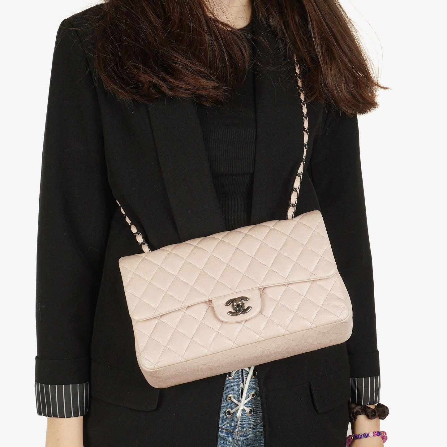 Chanel Mittelgroße Timeless Classic Double Flap Tasche aus elfenbeinfarbenem Caviar gestepptem Lammleder mit silberfarbener Hardware