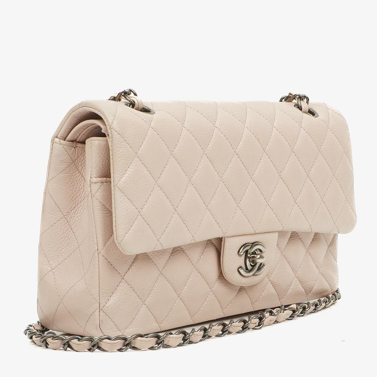 Chanel Mittelgroße Timeless Classic Double Flap Tasche aus elfenbeinfarbenem Caviar gestepptem Lammleder mit silberfarbener Hardware