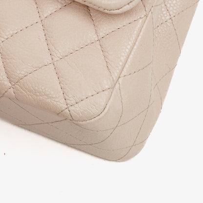 Chanel Mittelgroße Timeless Classic Double Flap Tasche aus elfenbeinfarbenem Caviar gestepptem Lammleder mit silberfarbener Hardware