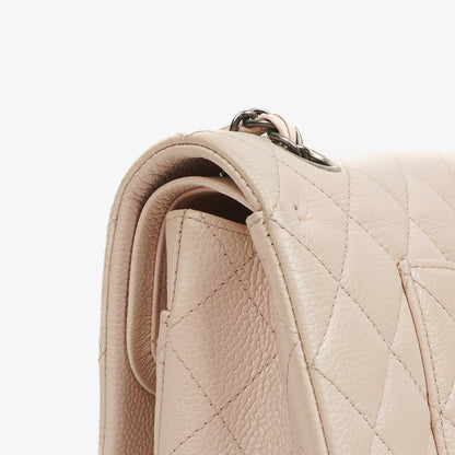 Chanel Mittelgroße Timeless Classic Double Flap Tasche aus elfenbeinfarbenem Caviar gestepptem Lammleder mit silberfarbener Hardware