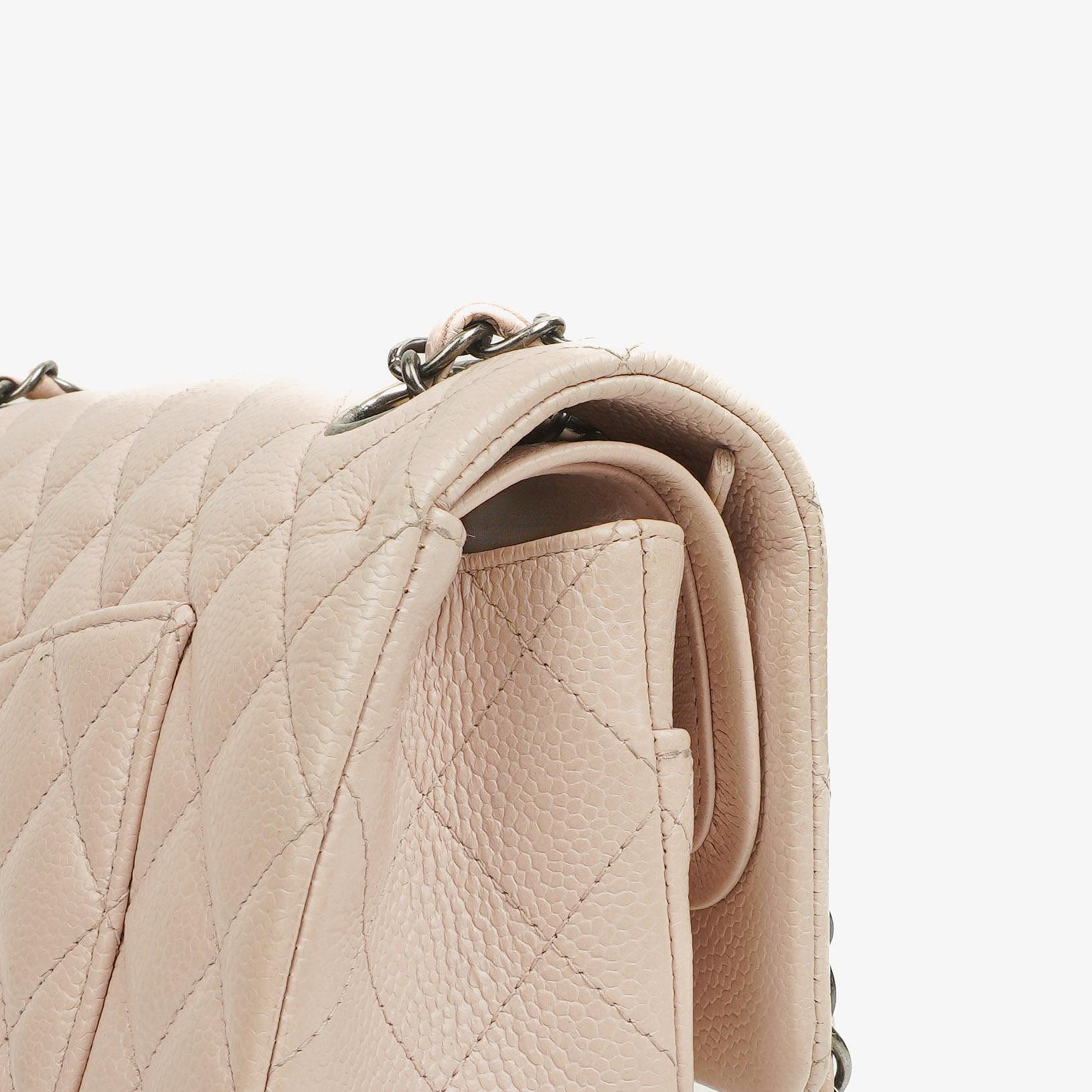 Chanel Mittelgroße Timeless Classic Double Flap Tasche aus elfenbeinfarbenem Caviar gestepptem Lammleder mit silberfarbener Hardware