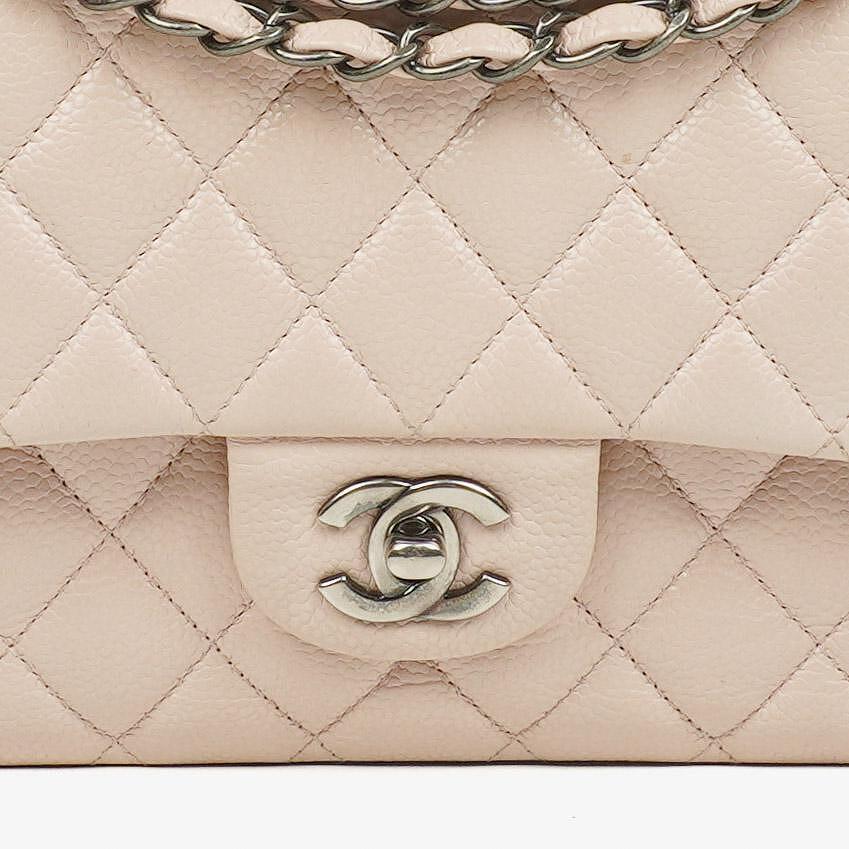 Chanel Mittelgroße Timeless Classic Double Flap Tasche aus elfenbeinfarbenem Caviar gestepptem Lammleder mit silberfarbener Hardware
