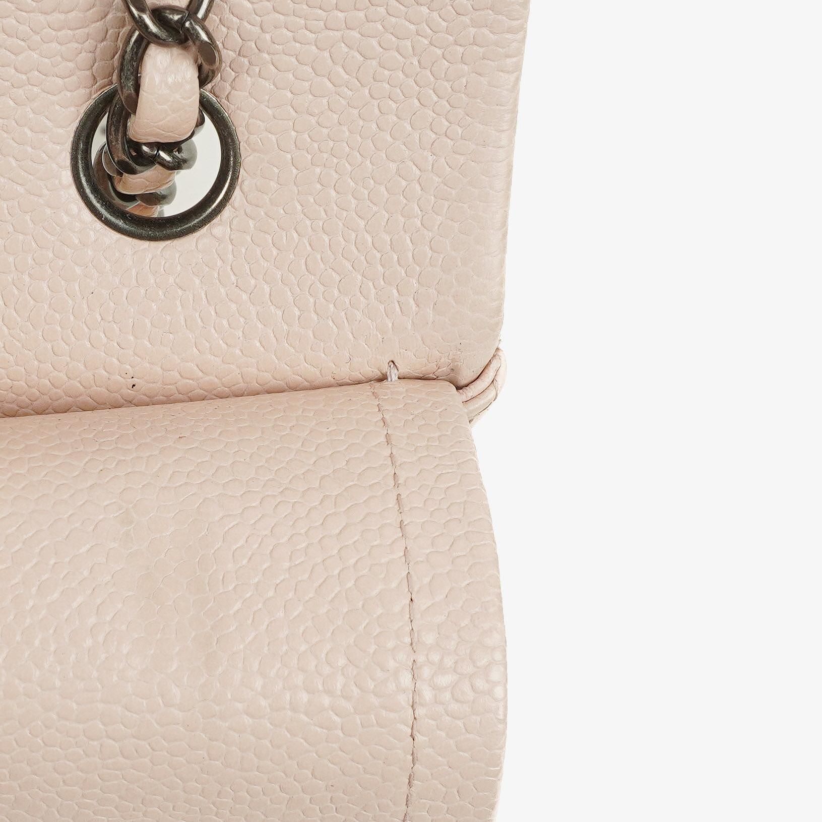 Chanel Mittelgroße Timeless Classic Double Flap Tasche aus elfenbeinfarbenem Caviar gestepptem Lammleder mit silberfarbener Hardware