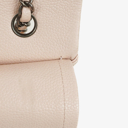 Chanel Mittelgroße Timeless Classic Double Flap Tasche aus elfenbeinfarbenem Caviar gestepptem Lammleder mit silberfarbener Hardware