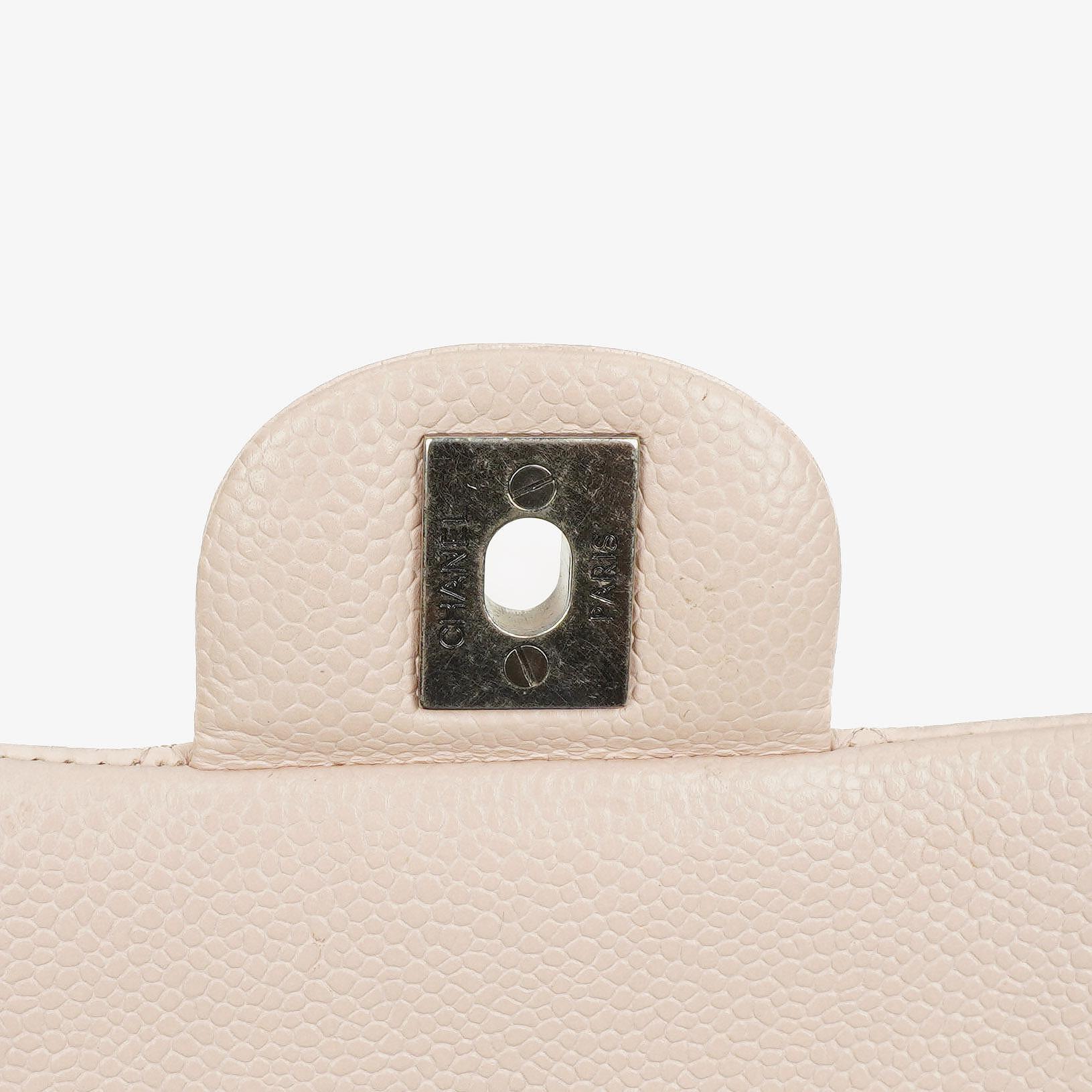Chanel Mittelgroße Timeless Classic Double Flap Tasche aus elfenbeinfarbenem Caviar gestepptem Lammleder mit silberfarbener Hardware
