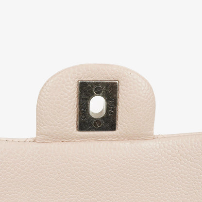 Chanel Mittelgroße Timeless Classic Double Flap Tasche aus elfenbeinfarbenem Caviar gestepptem Lammleder mit silberfarbener Hardware