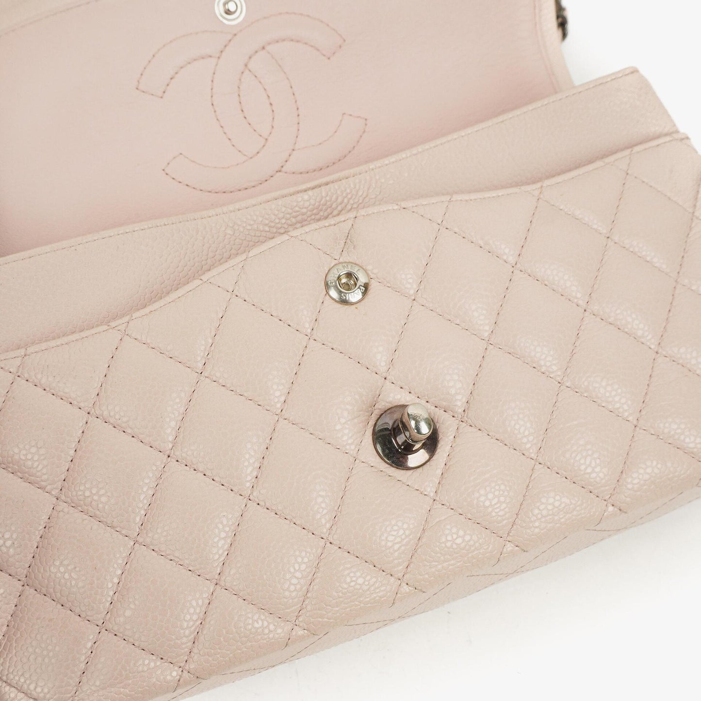 Chanel Mittelgroße Timeless Classic Double Flap Tasche aus elfenbeinfarbenem Caviar gestepptem Lammleder mit silberfarbener Hardware